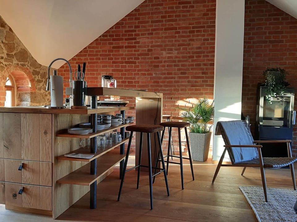 Coffee/tea facilities, Kitchen or kitchenette, Living room, Photo of the whole room, Seating area, Dining area