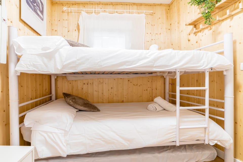 Bed, Photo of the whole room, Bedroom, bunk bed