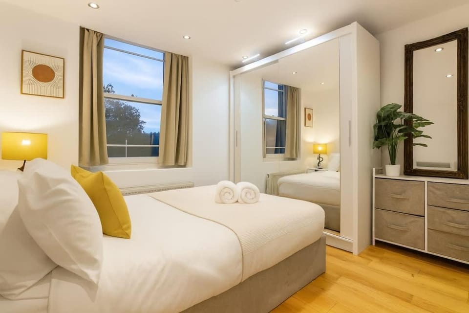 Luxury 3BR Skyline Views Sleeps 7 Fast Wifi Apartment in London