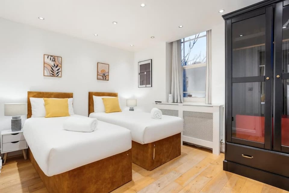 Luxury 3BR Skyline Views Sleeps 7 Fast Wifi Apartment in London