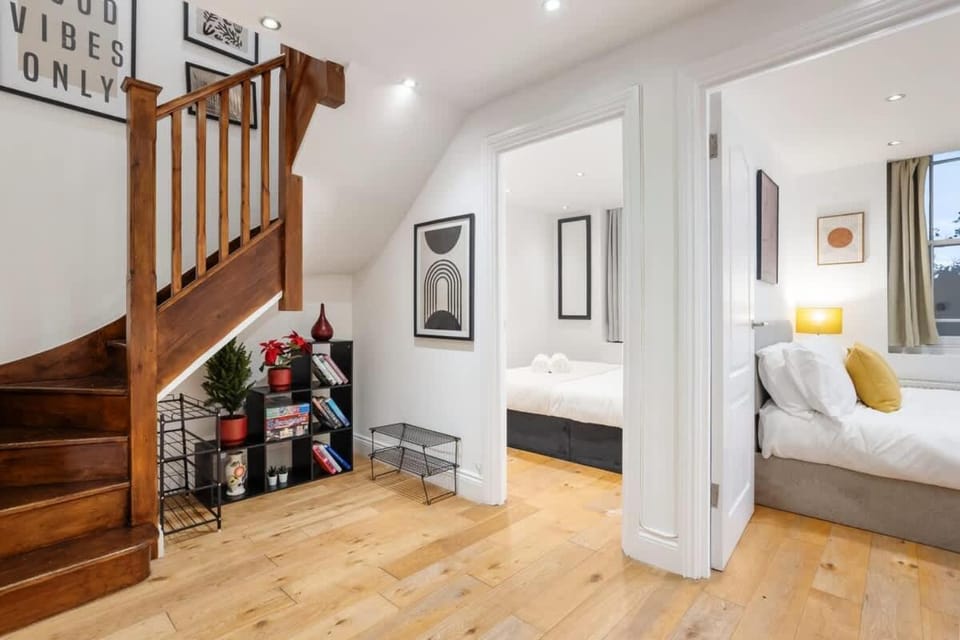 Luxury 3BR Skyline Views Sleeps 7 Fast Wifi Apartment in London