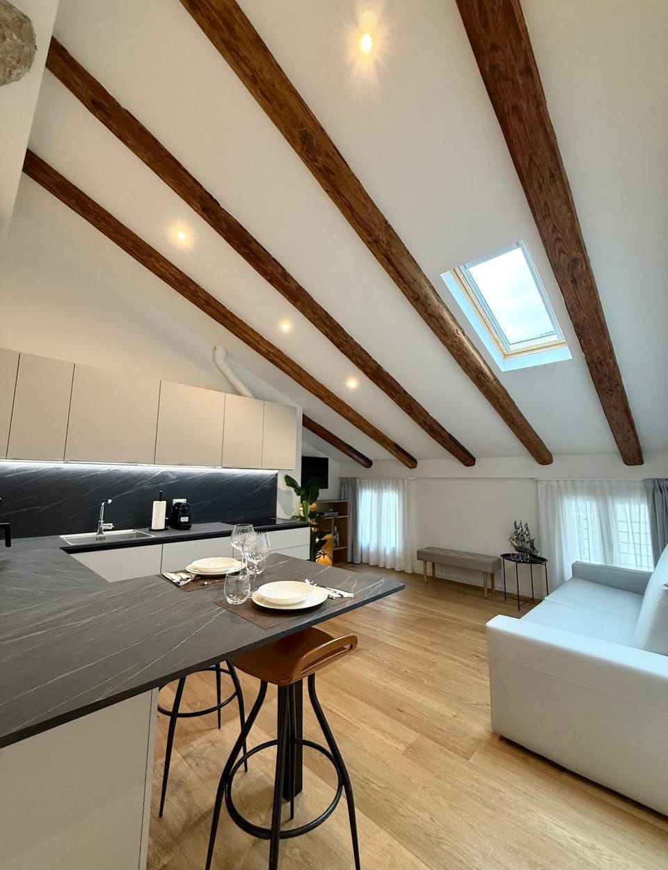 TV and multimedia, Kitchen or kitchenette, Living room, Seating area, Dining area, Bedroom