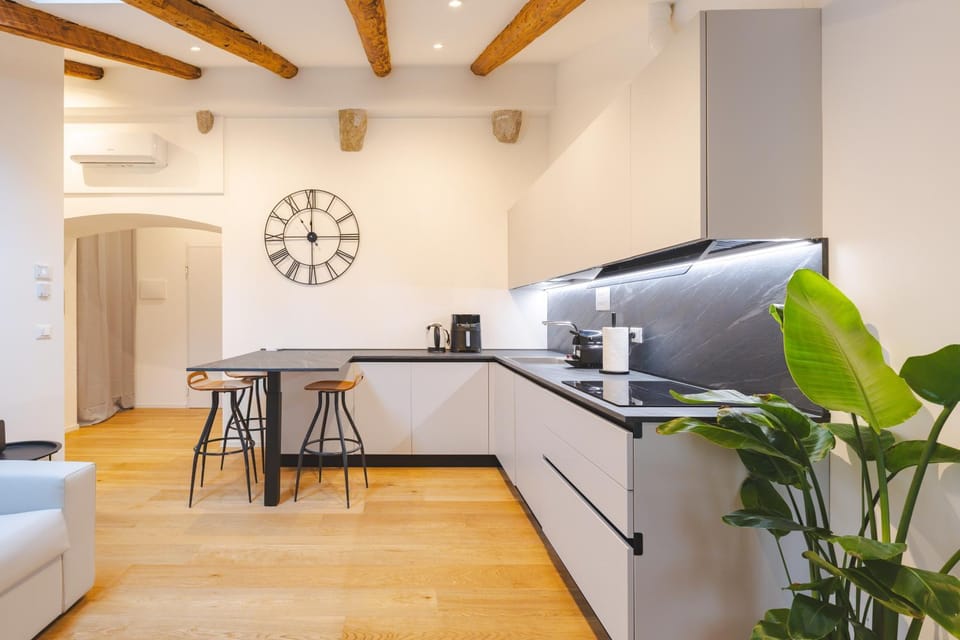 Coffee/tea facilities, Kitchen or kitchenette, Dining area, minibar