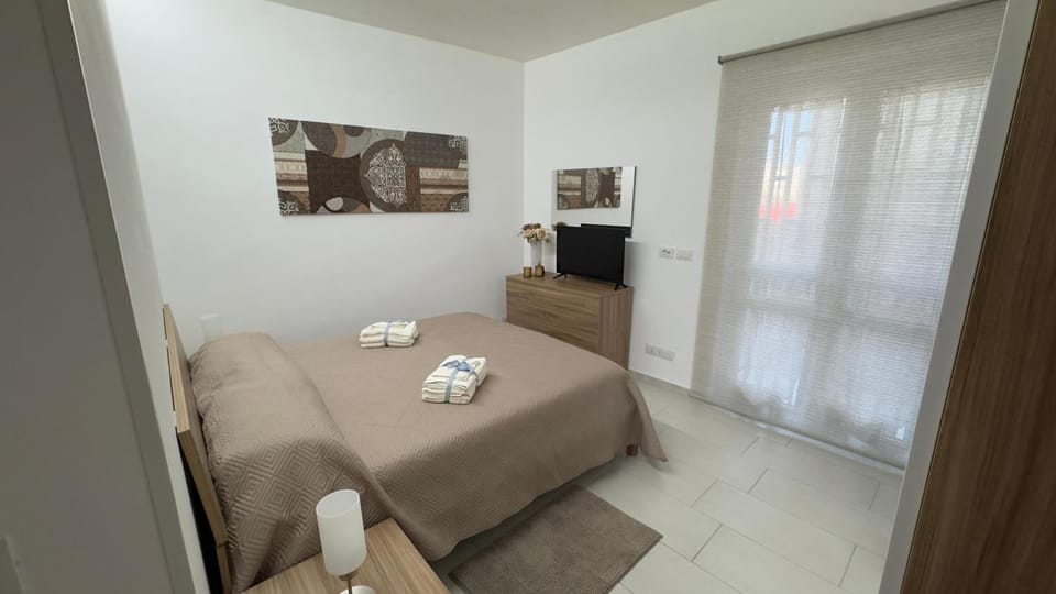 Bed, TV and multimedia, Photo of the whole room, Bedroom, towels