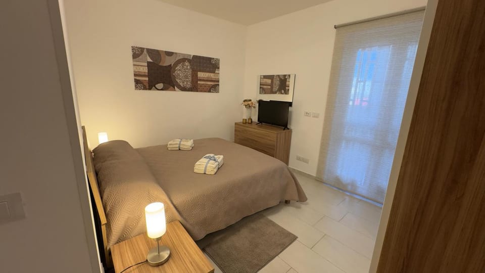 Bed, TV and multimedia, Photo of the whole room, Bedroom