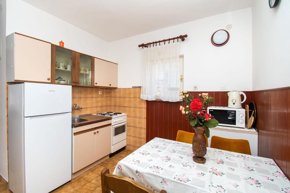 Kitchen or kitchenette, Photo of the whole room, Dining area, oven, pet friendly, stove