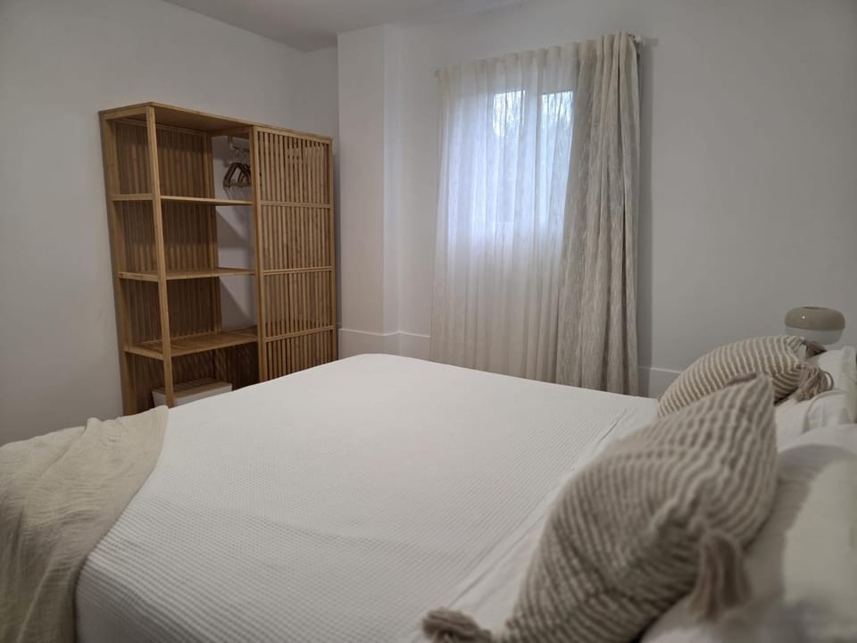 Photo of the whole room, Bedroom, wardrobe