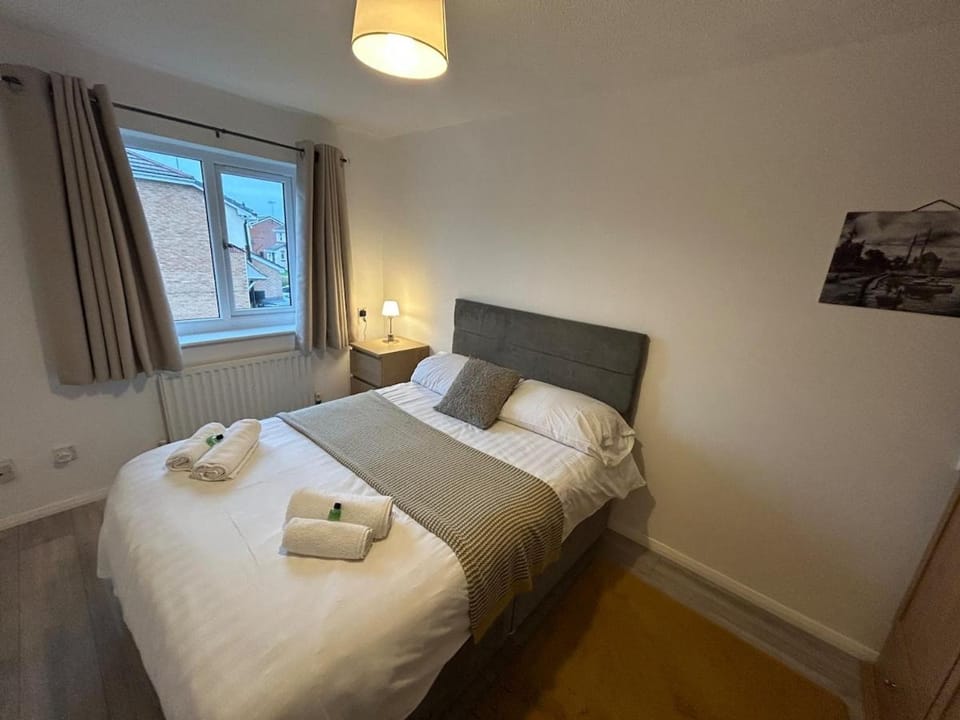 3 Bedroom, Parking, 2 Toilets, Wi-Fi, Modern Apartment in Crewe