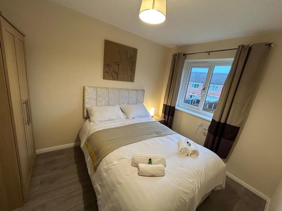 3 Bedroom, Parking, 2 Toilets, Wi-Fi, Modern Apartment in Crewe