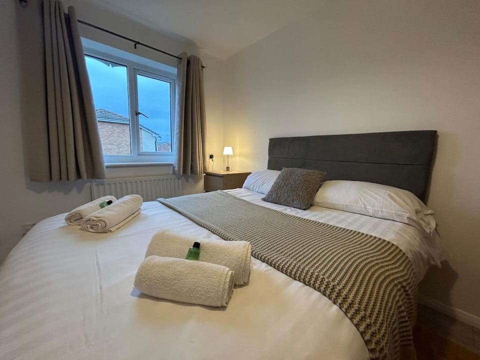 3 Bedroom, Parking, 2 Toilets, Wi-Fi, Modern Apartment in Crewe