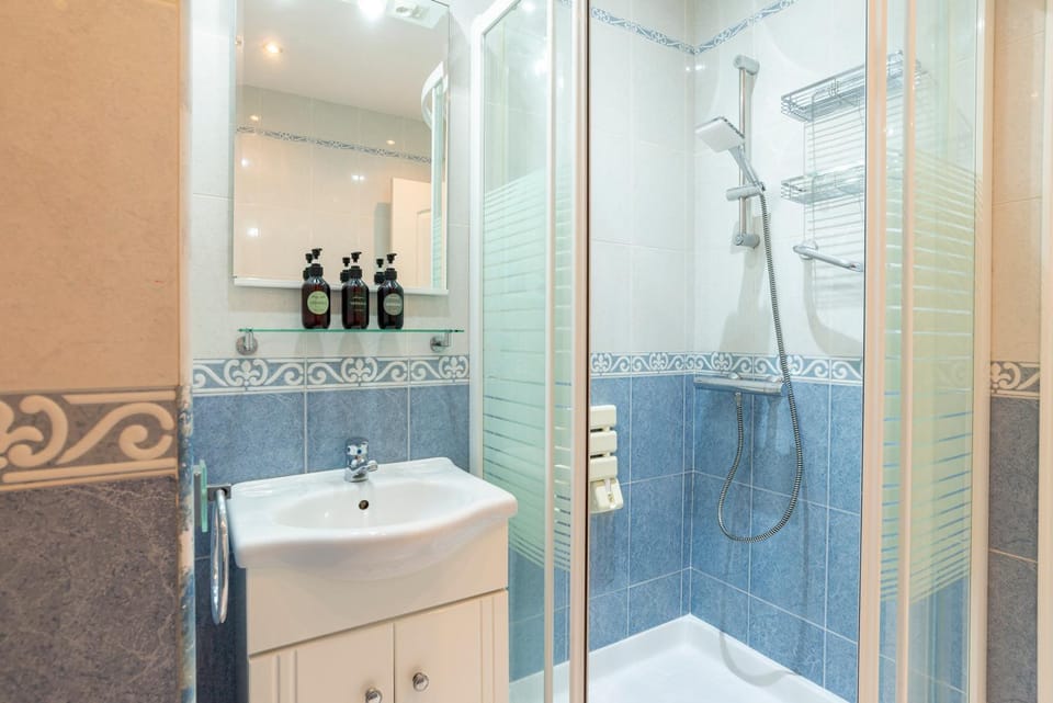 Shower, Bathroom, towels