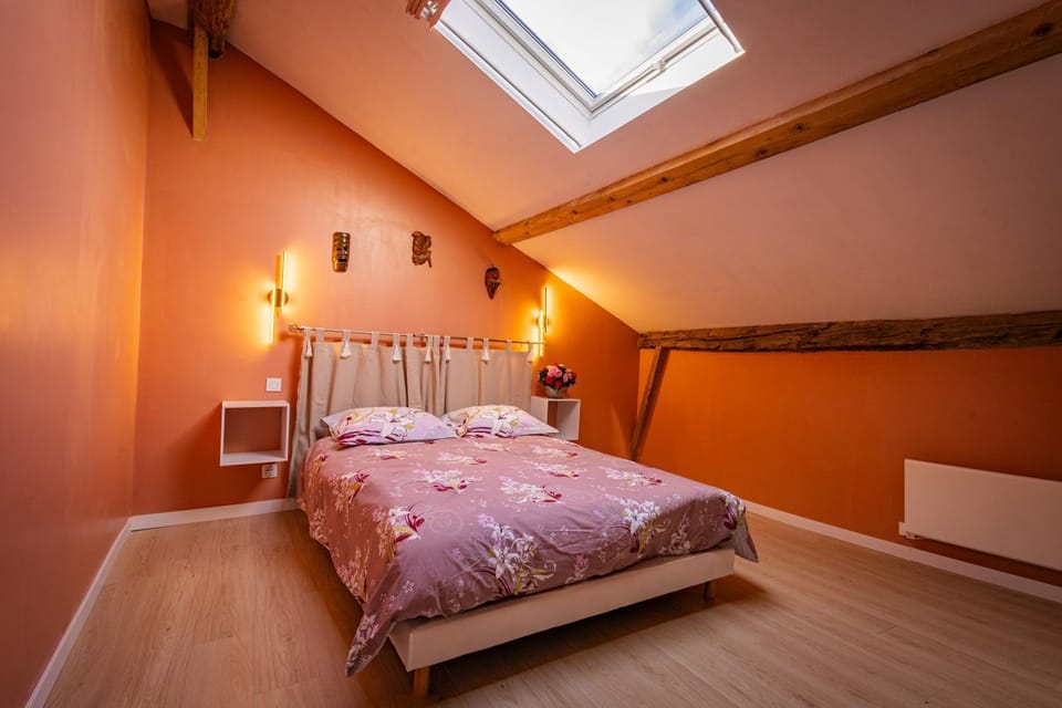 Photo of the whole room, Bedroom