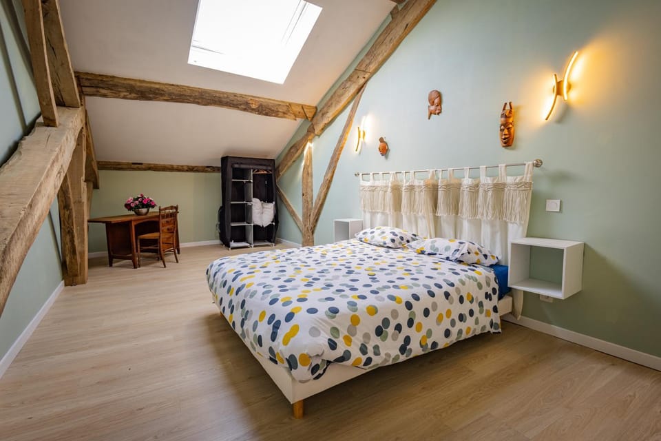 Photo of the whole room, Bedroom