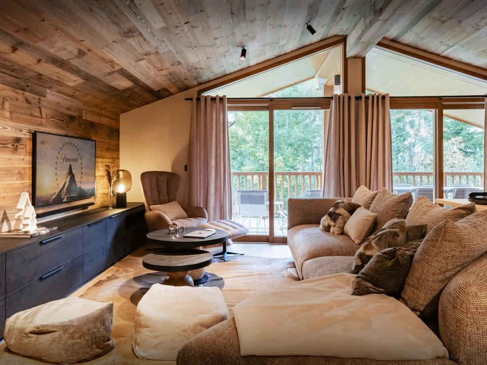 TV and multimedia, Living room, Seating area, Evening entertainment