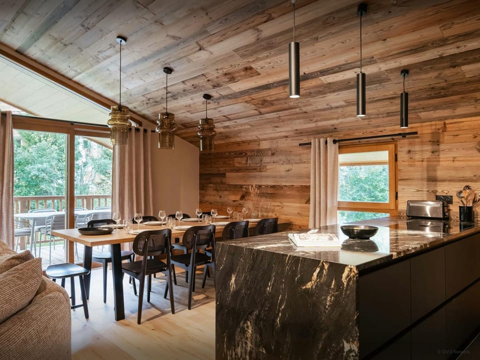 Kitchen or kitchenette, Dining area