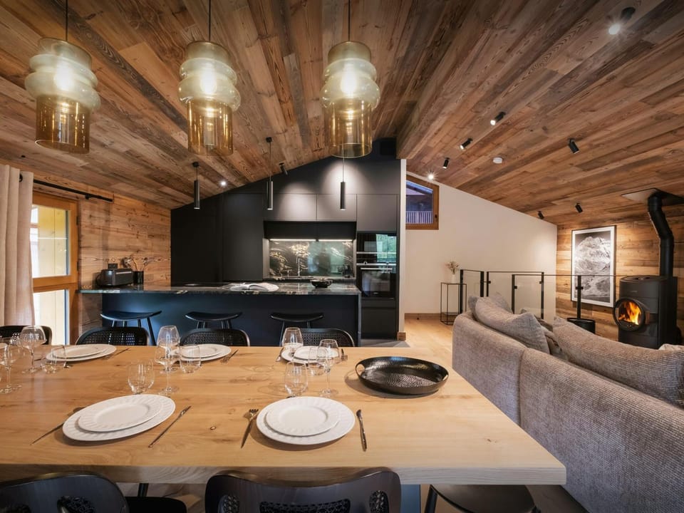 Kitchen or kitchenette, Dining area