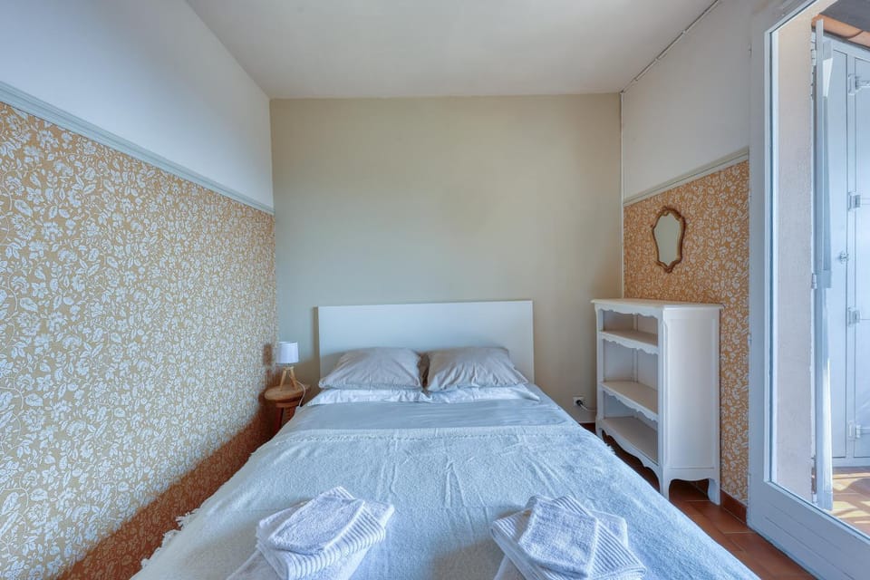 Photo of the whole room, Bedroom