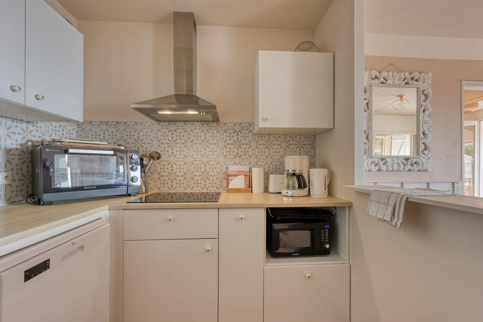 Kitchen or kitchenette, stove