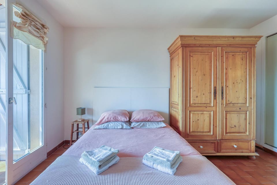 Photo of the whole room, Bedroom