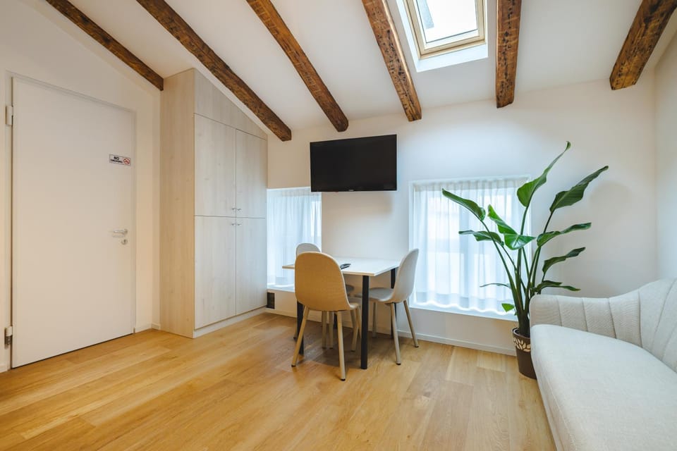 Bed, TV and multimedia, Living room, Photo of the whole room, Seating area, wardrobe