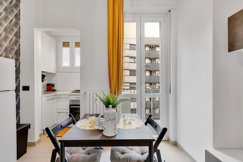 Kitchen or kitchenette, Dining area, stove