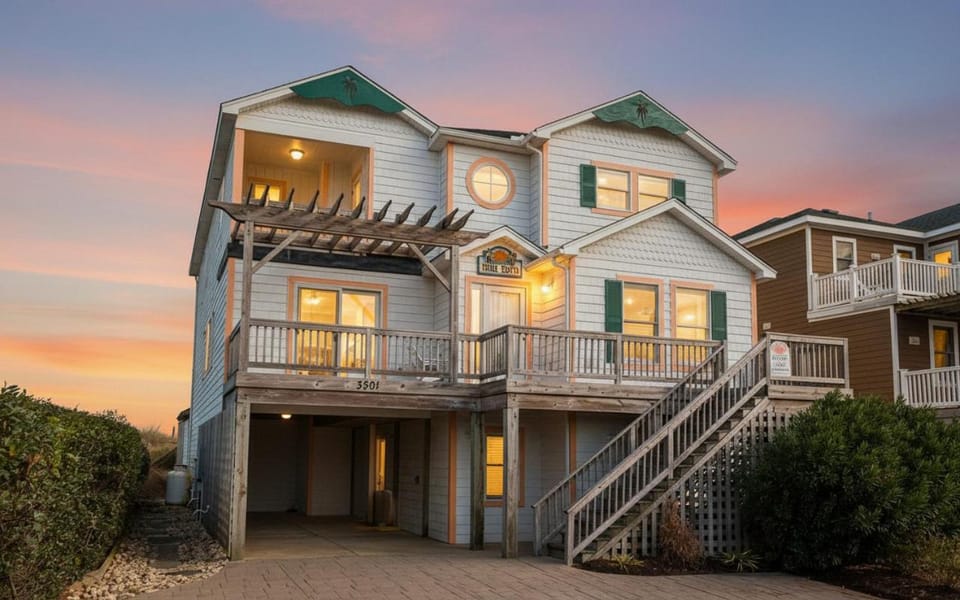 Joshua's Tiki Hut - Nags Head MP 11, Oceanfront, Elevator, Pool, Swim-Up Tiki Bar, Hot Tub, Pets OK House in Nags Head