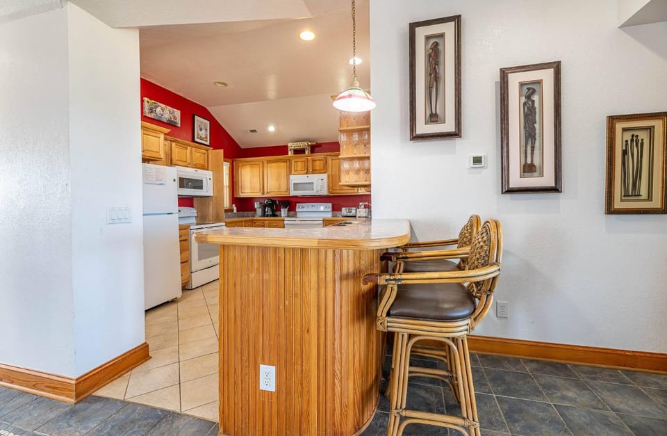 Joshua's Tiki Hut - Nags Head MP 11, Oceanfront, Elevator, Pool, Swim-Up Tiki Bar, Hot Tub, Pets OK House in Nags Head
