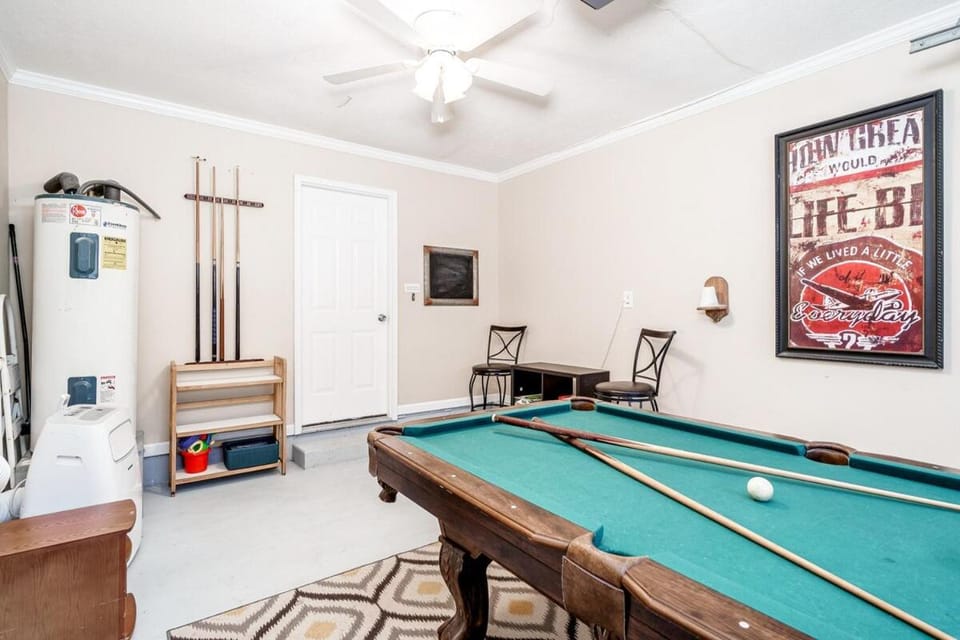 Billiard, Game Room