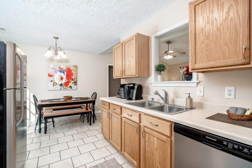 Kitchen or kitchenette, Dining area, dishwasher
