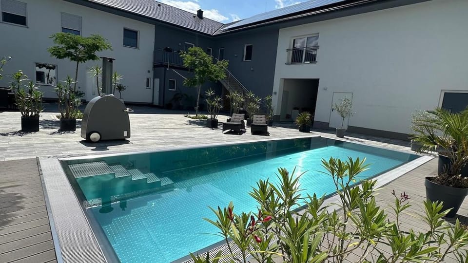 Property building, Balcony/Terrace, Pool view, Swimming pool, Swimming pool