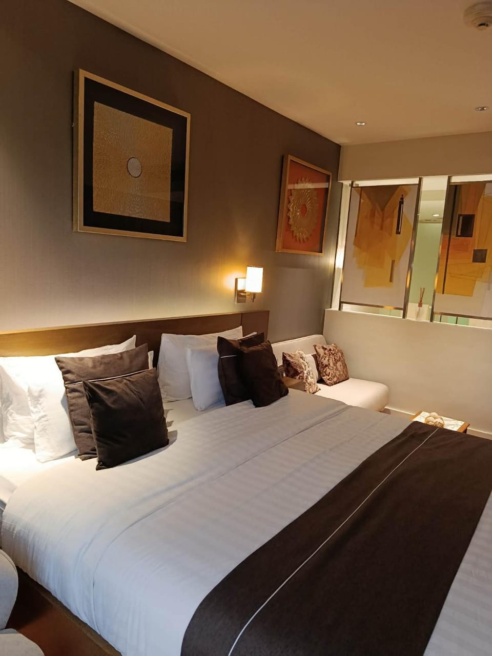 RBR LUX Novotel Manila Hotel Residences Acqua Hotel in Mandaluyong