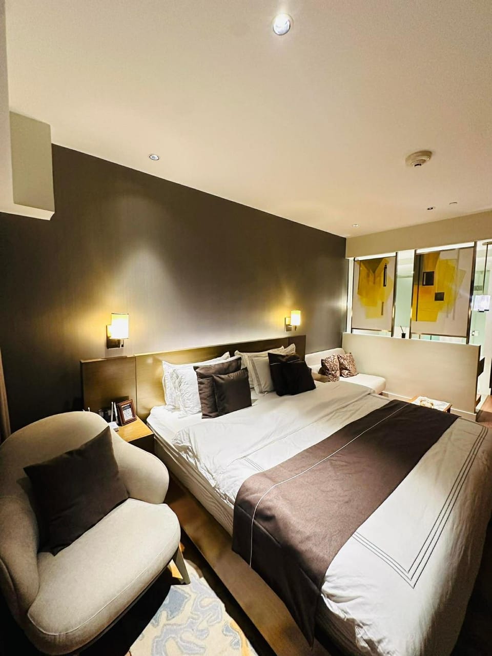Bed, View (from property/room), Photo of the whole room, Dining area, Bedroom, City view, River view, Street view, Family, wedding