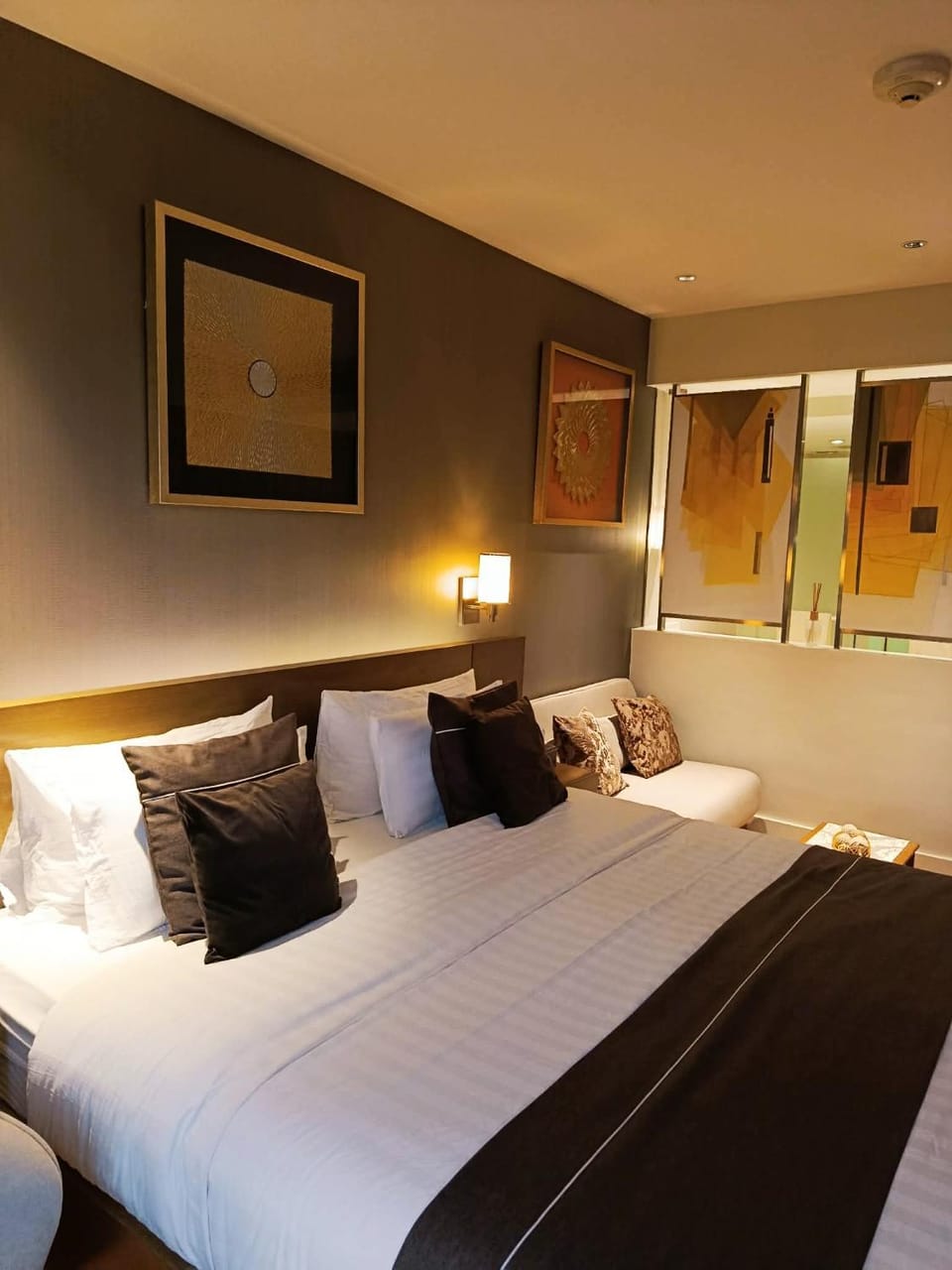 RBR LUX Novotel Manila Hotel Residences Acqua Hotel in Mandaluyong