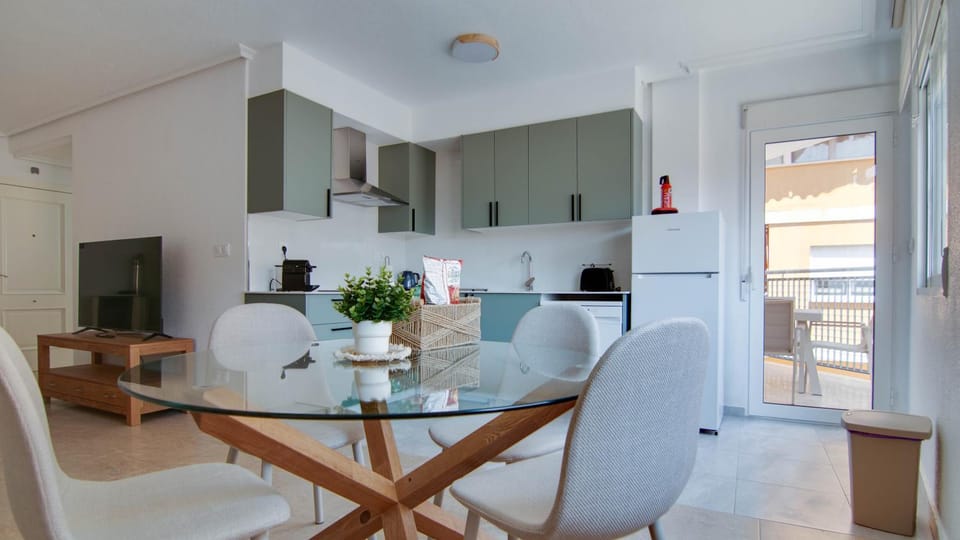 Coffee/tea facilities, Kitchen or kitchenette, Dining area, stove, stove, kitchen, kitchen