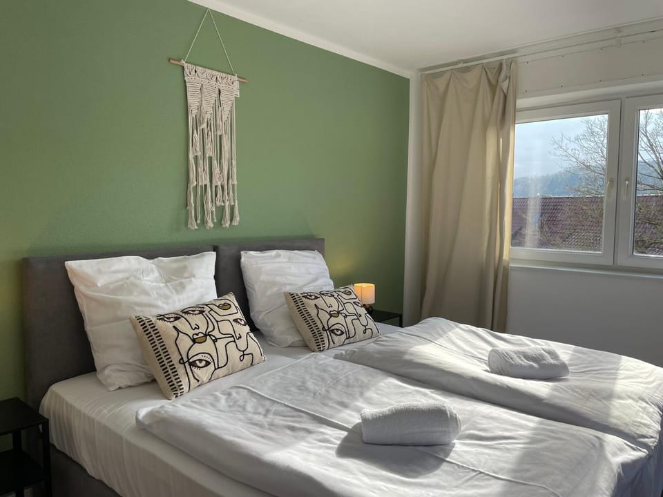 Bed, Bedroom, towels