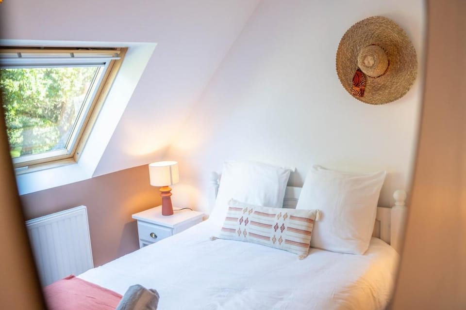 Bed, Night, Decorative detail, Bedroom, children, Family, furniture, heating, internet, towels