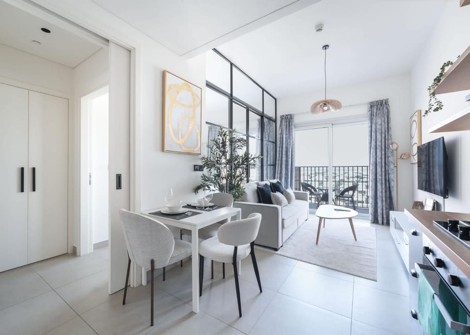 Free housekeeping visits during your stay - StayShort - Cozy 1BR apartment located in Dubai Hills Apartment in Dubai