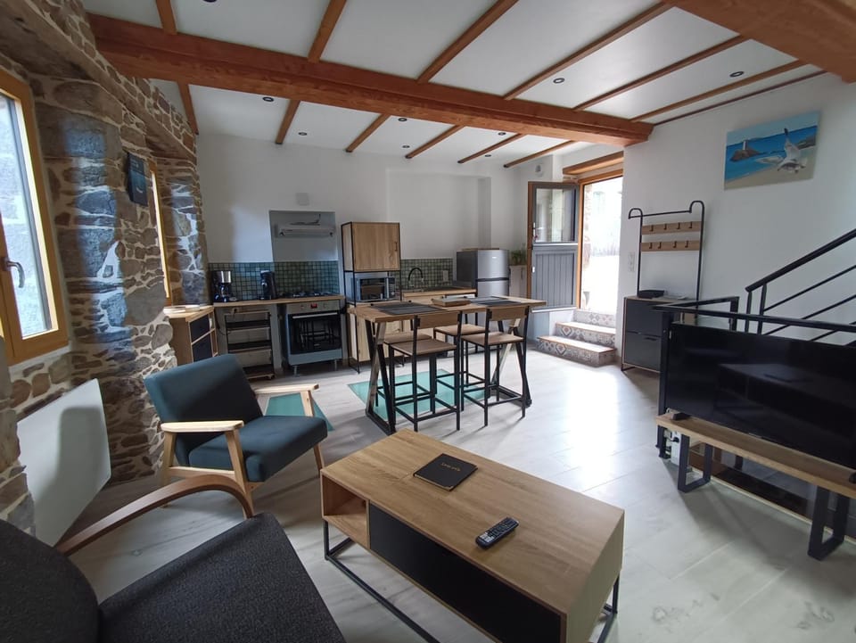 TV and multimedia, Kitchen or kitchenette, Seating area, Dining area