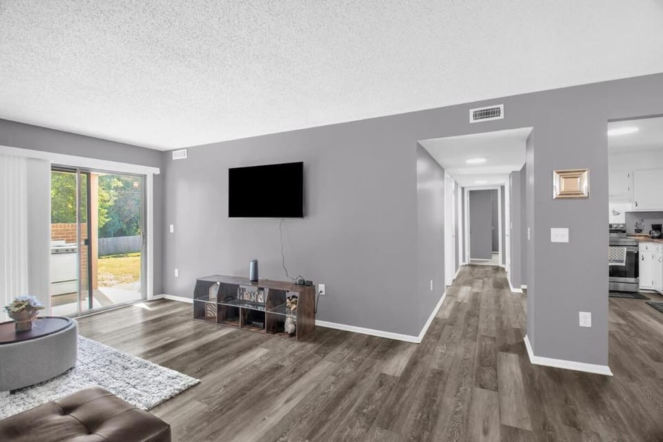 Communal lounge/ TV room, TV and multimedia, Living room, Seating area, Evening entertainment