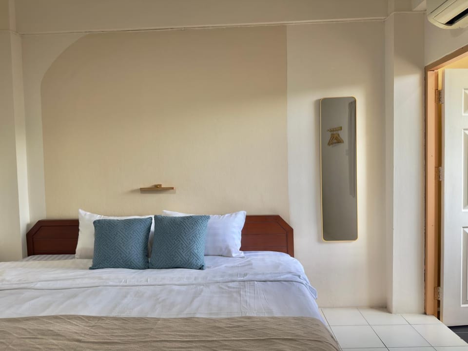 บ้านบี เซอร์วิส อพาร์ตเมนต์ Hostel in Chon Buri Changwat