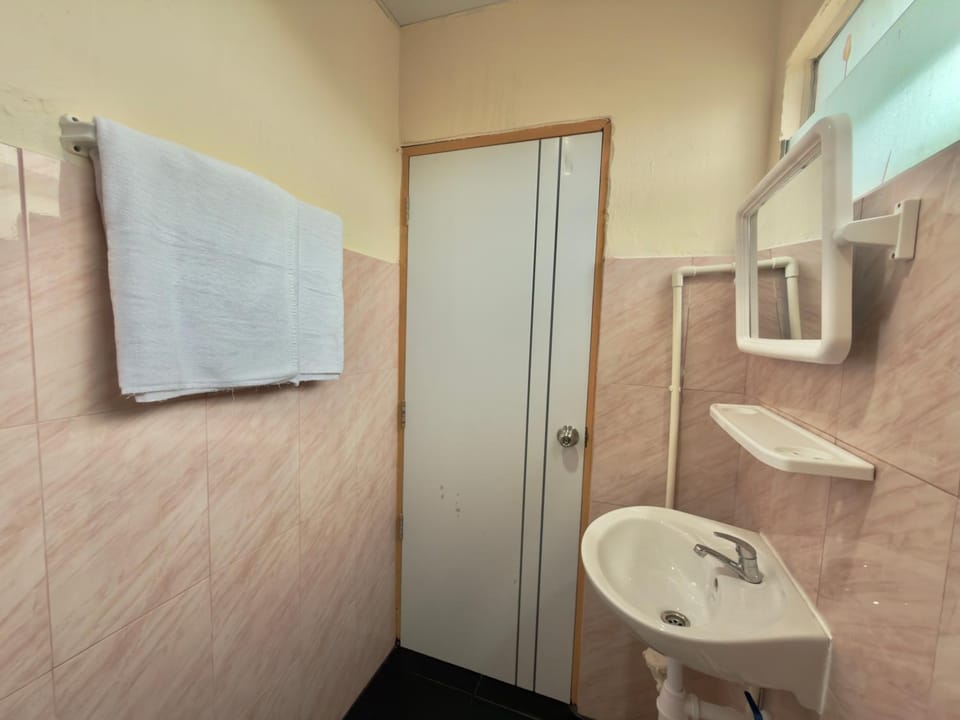 บ้านบี เซอร์วิส อพาร์ตเมนต์ Hostel in Chon Buri Changwat