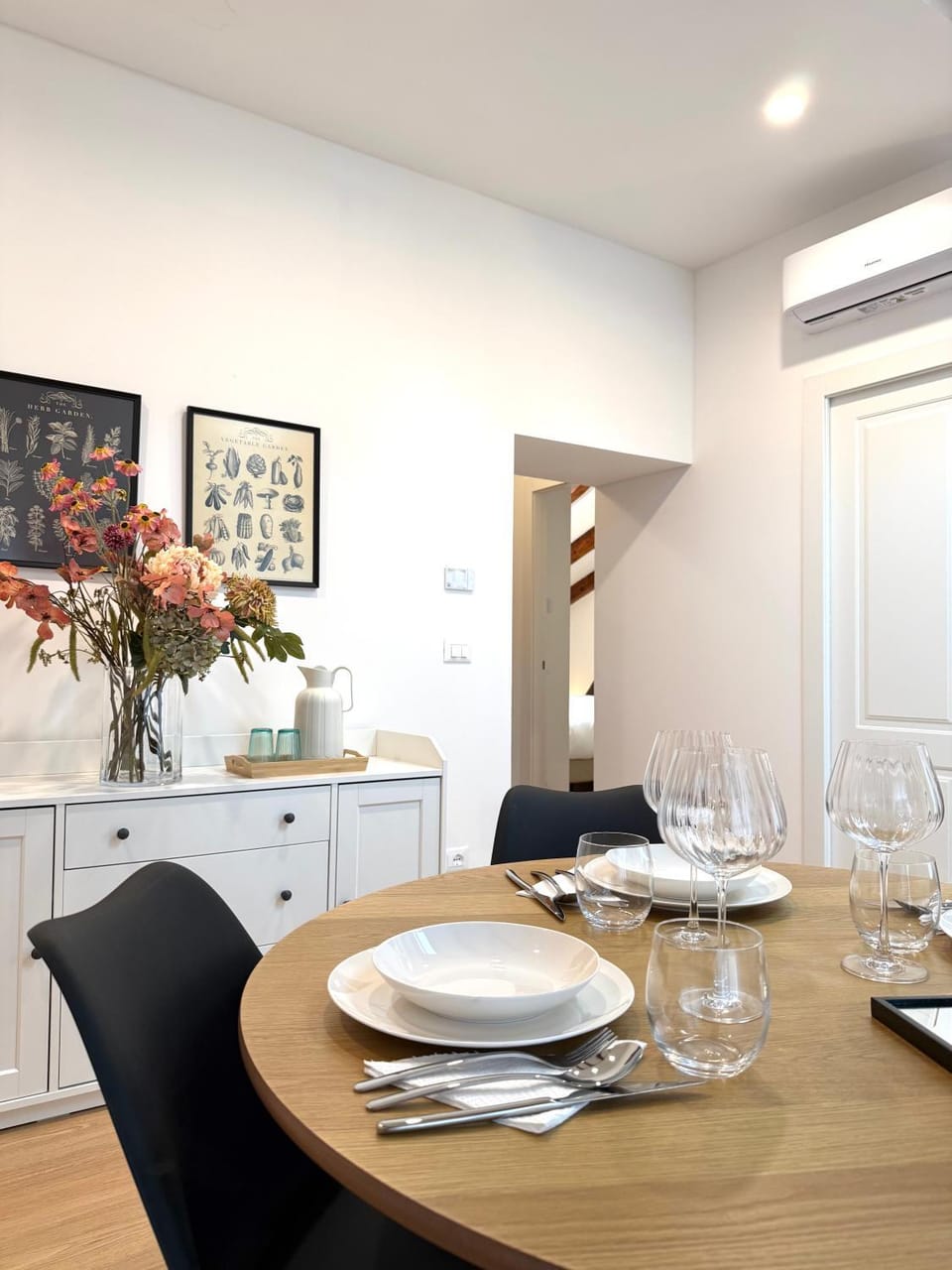 Living room, Seating area, Dining area, air conditioner