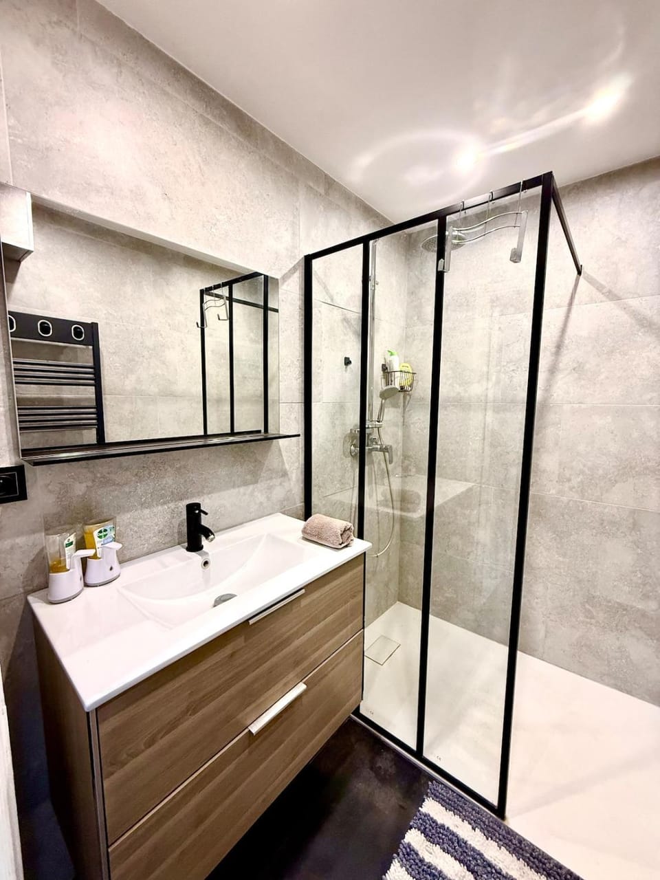 Antibes - 3 pièces cosy avec jacuzzi & grande terrasse Apartment in Antibes