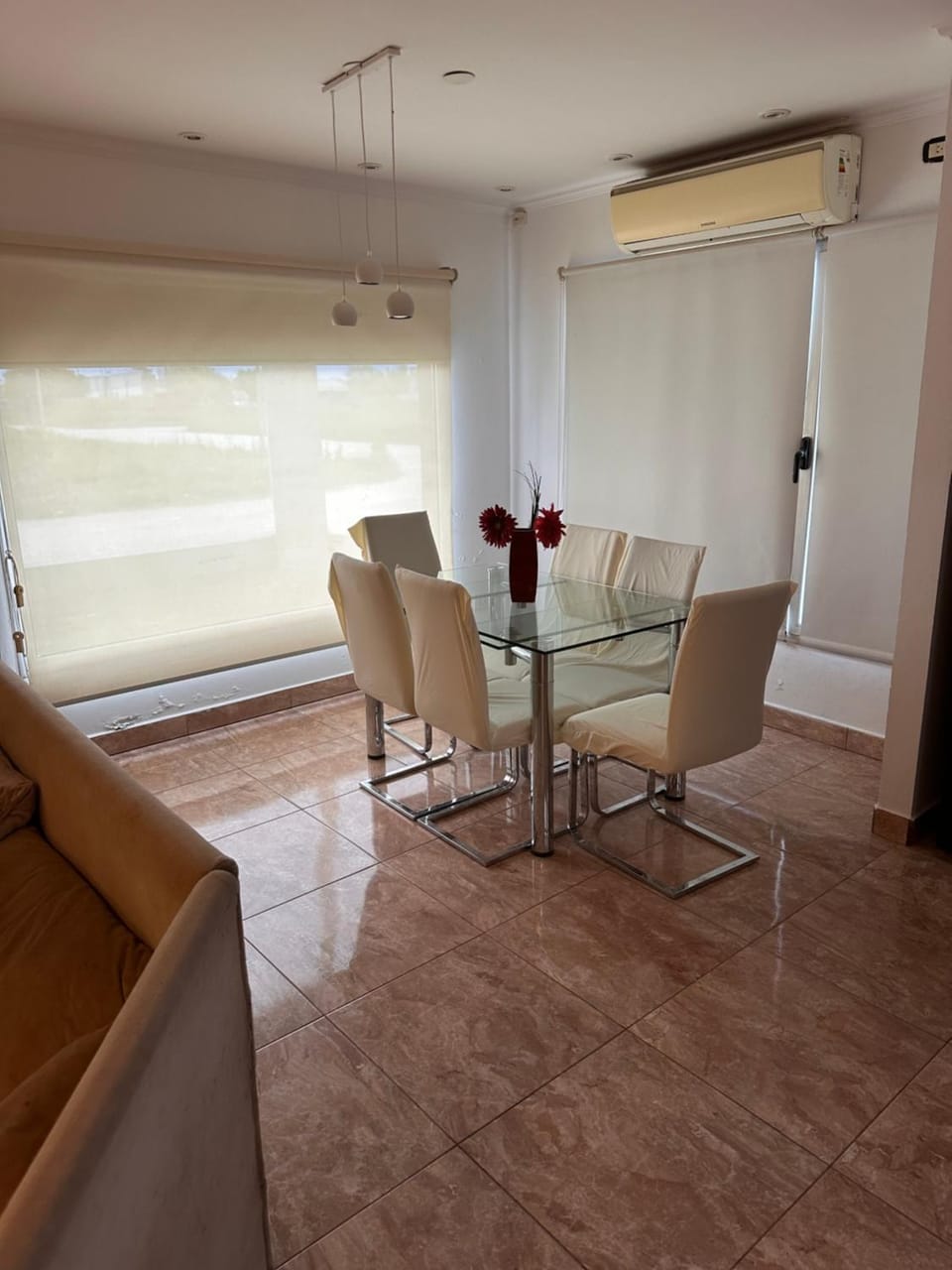 Seating area, Dining area, air conditioner