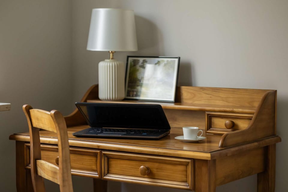 Photo of the whole room, Bedroom, internet