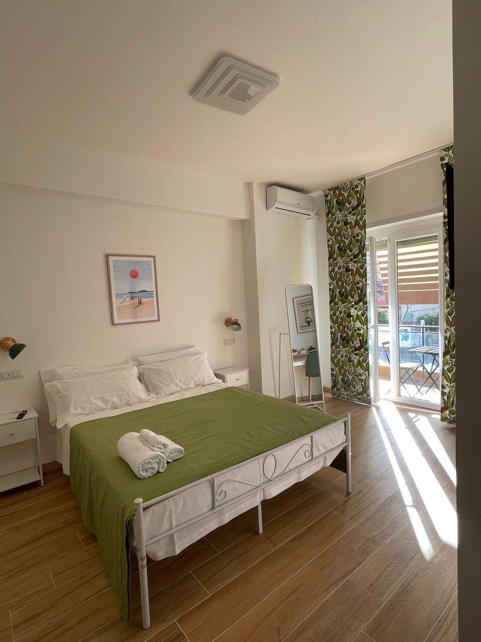Photo of the whole room, Bedroom
