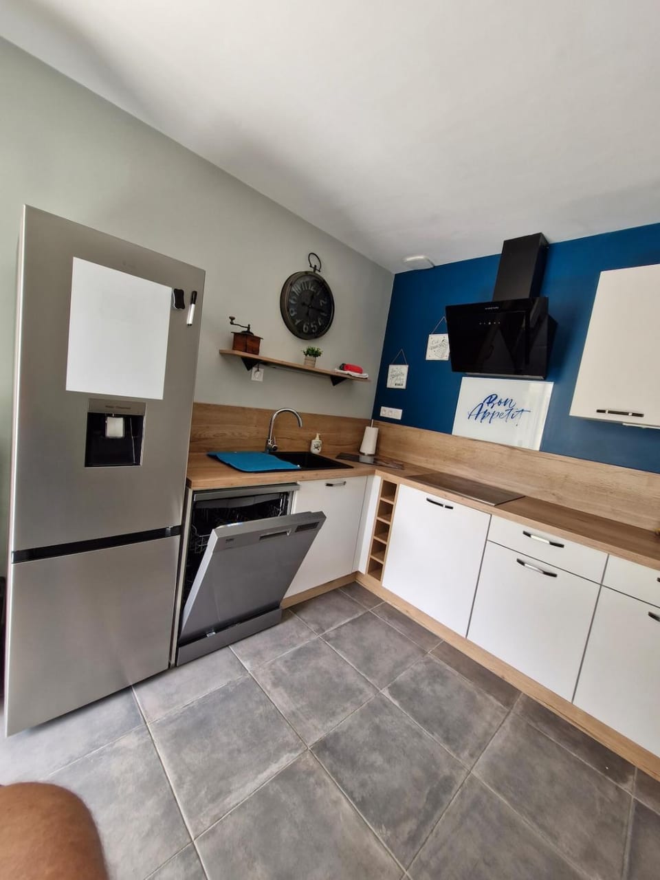 Kitchen or kitchenette, dishwasher, stove