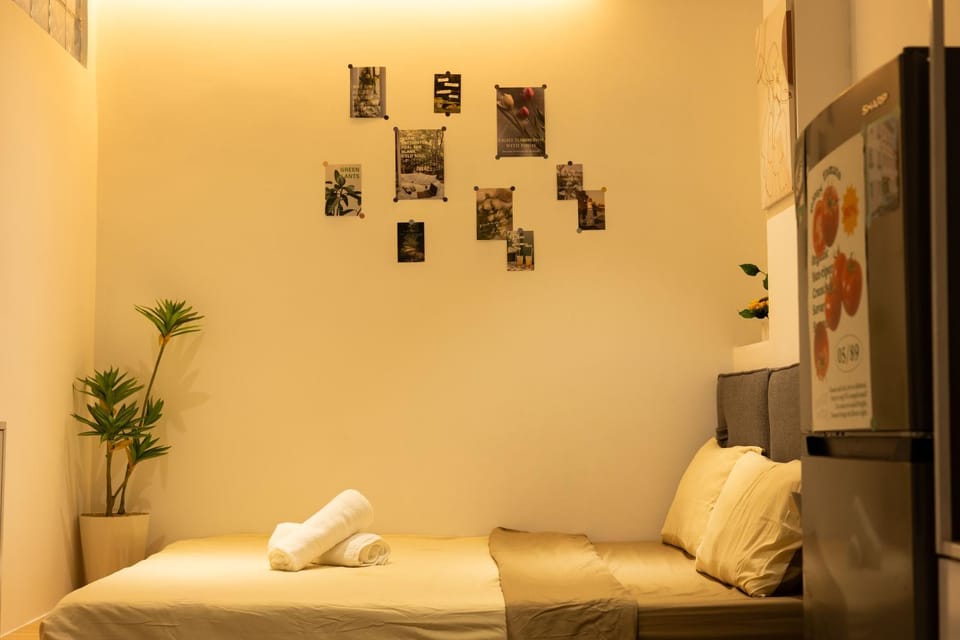 Photo of the whole room, Bedroom