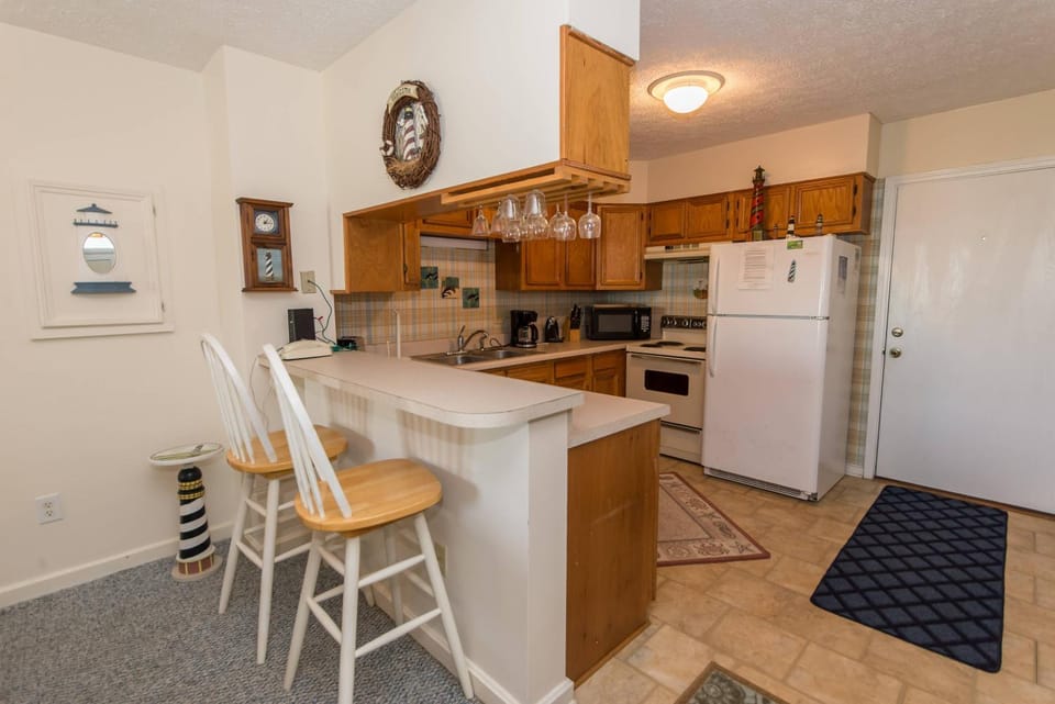 Sands Condo - KDH, Oceanfront, Ocean View, 2 Bedrooms, Community Pool, Flex Stays House in Kill Devil Hills
