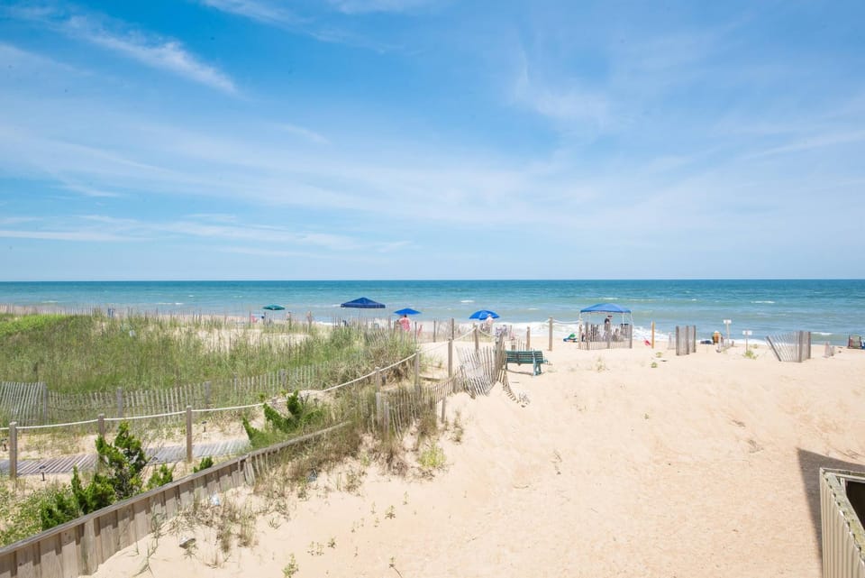 Sands Condo - KDH, Oceanfront, Ocean View, 2 Bedrooms, Community Pool, Flex Stays House in Kill Devil Hills